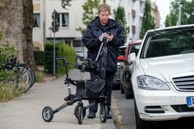 Die an Multipler Sklerose erkrankte Mitarbeiterin der Verkehrsüberwachung, C. Schmitz, ist jetzt, um ihren Dienst weiter verrichten zu können, mit einem Rollator im Einsatz. Foto: Uwe Schaffmeister