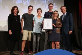 Zum ersten Mal gab es beim Stadtradeln Familienteams. Hier das Team "GOGO-Power" mit Teamkapitänin und Mutter Margarethe Gogollok (2.v.r.) bei der Auszeichnung durch OB Thomas Geisel (r.) und Umweltdezernentin Helga Stulgies (l.). Foto: David Young