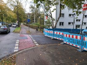 Die Gurlittstraße wird an der nicht signalisierten Einmündung Auf‘m Hennekamp mit einer Aufpflasterung in der Fahrbahn versehen; Fotos: Amt für Verkehrsmanagement