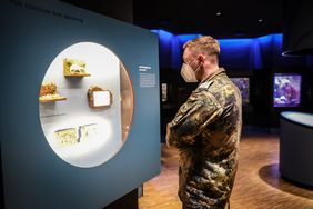 Soldat betrachtet Vitrine im Aquazoo Löbbecke Museum
