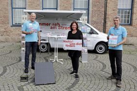 Das Archivfoto zeigt den Startschuss für das Klimamobil im Juli 2021: Umweltdezernentin Helga Stulgies (M.), Christoph Gormanns (li.) und Heribert Rubarth (re.) stellten das neue Beratungsangebot vor. Archivfoto: Ingo Lammert