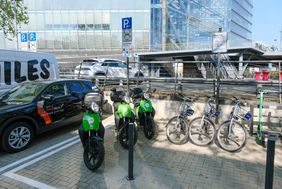 An der neuen Mobilitätsstation am Stadttor werden unterschiedliche Mobilitätsangebote von Fahrrad- und Lastenradbügeln über eine Fahrradschließanlage bis zu Carsharingparkplätzen gebündelt. Foto: Michael Gstettenbauer
