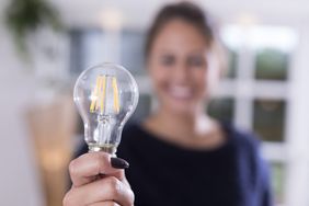 Der Austausch von Glüh- und Halogenlampen durch LEDs verringert den Energieverbrauch um bis zu 80 Prozent. Foto: Landeshauptstadt Düsseldorf/André Loessl