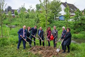 Anlässlich des 75-jährigen Bestehens der Deutschen Vereinigung für Wasserwirtschaft, Abwasser und Abfall (DWA) wurden 75 Bäume in Düsseldorf gepflanzt. Mit dabei: Bürgermeister Josef Hinkel (3.v.r.). Foto: Oberhäuser