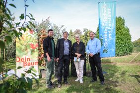 Stellten die Aktion "Dein Baum" für 2023 vor (v.l.): Gereon Birkmann (Leiter Baumschule), Dezernent Jochen Kral, Amtsleiterin Doris Törkel und Jörg Langenhorst (Leiter Hauptbetriebshof im Gartenamt); Fotos: Zanin