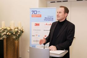 Oberbürgermeister Dr. Stephan Keller nahm die Auszeichnung im Jan-Wellem-Saal des Rathauses entgegen und hielt ein Grußwort. Foto: Ingo Lammert