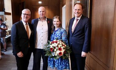 Das Geheimnis ist gelüftet: Jens Schulz und Valerie Schneider (M.) sind das neue Prinzenpaar in der Session 2026/27. CC-Präsident Lothar Hörning (l.) und Oberbürgermeister Dr. Stephan Keller stellten die beiden im Rathaus vor, Foto: Ingo Lammert.