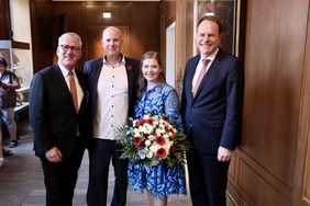 Das Geheimnis ist gelüftet: Jens Schulz und Valerie Schneider (M.) sind das neue Prinzenpaar in der Session 2026/27. CC-Präsident Lothar Hörning (l.) und Oberbürgermeister Dr. Stephan Keller stellten die beiden im Rathaus vor, Foto: Ingo Lammert.