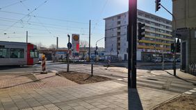 Blick auf die Kreuzung Auf’m Hennekamp/Himmelgeister Straße/Kopernikusstraße: Dort sind jetzt die Bedingungen für Busse, Bahnen, Rad- und Fußverkehr optimiert worden