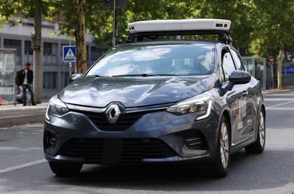 Foto von Scannfahrzeug im Testbetrieb - Es handelt sich dabei um einen PKW, der auf dem Dach eine Messtechnik installiert hat.