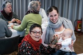Beim "Sockenfest" trafen Neu-Düsseldorferin Heike Palenta und ihre Tochter Luisa (5 Monate) "Strickerin" Helga Kautz. Foto: Michael Gstettenbauer