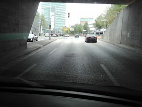 In Höhe der Ausfahrt des Rheinufertunnels an der Gladbacher Straße haben sich Blasen im Asphalt gebildet. Diese werden am Sonntag, 19. August, 7 bis 12 Uhr repariert. Foto: Landeshauptstadt Düsseldorf/Amt für Verkehrsmanagement.