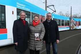 Stellten die neue VHS-Straßenbahn vor: (v. l.) Kulturdezernent Hans-Georg Lohe,  VHS-Leiterin Simone Bruns und Klaus Klar, Vorstand der Rheinbahn; Foto: David Young