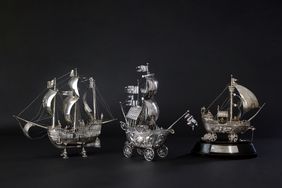 Gleich drei Kostbarkeiten schenkte der Verein der Freunde und Förderer dem Museum: Es handelt sich um Tafelaufsätze in Schiffsform aus massivem Silber; Foto: Petra Warrass