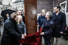 Die neue Stele wurde enthüllt von (v. l.): Architekt Jurek M. Slapa, Bezirksbürgermeisterin Marina Spillner, Jonges-Baas Wolfgang Rolshoven, Annette Klinke (BV1), OB Thomas Geisel und Benno Maubach (Frankonia); Foto: Melanie Zanin