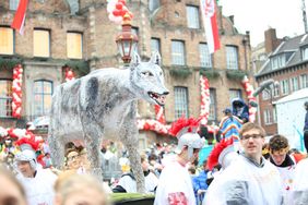 "Unser Rad schlägt um die Welt" - die Karnevalisten in der Landeshauptstadt feiern ihren Rosenmontagszug 2020; Foto: Manie Zanin