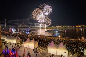 Highlight des diesjährigen Japan-Tag war das unvergessliche japanische Feuerwerk ab 23 Uhr: Unter dem Motto "Die japanischen Jahreszeiten am Düsseldorfer Nachthimmel". Fotos: D.LIVE/Kai Kuczera