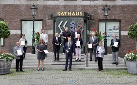 Oberbürgermeister Dr. Stephan Keller mit den Preisträgerinnen und Preisträgern des Martinstalers 2020 vor dem Düsseldorfer Rathaus; Foto: Ingo Lammert