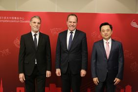 Dr. Tobias Traupel (Ministerium für Wirtschaft, Industrie, Klimaschutz und Energie NRW), Oberbürgermeister  Dr. Stephan Keller und der chinesische Generalkonsul Chunguo Du (v.l.), Fotos: Lammert.