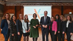 Acht der zehn Mentees mit dem Düsseldorfer Oberbürgermeister Dr. Stephan Keller und der Kölner Stadtkämmerin Prof. Dr. Dörte Diemert (Mitte), Foto: Meyer.