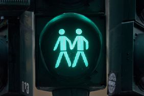 Wie hier am Heinrich-Heine-Platz, weisen jetzt Vielfalts-Ampelpärchen auf Stop oder Go hin. Foto: Claus Langer