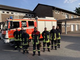 Die Bsatzung der Technik- und Kommunikationszuges der Freiwilligen Feuerwehr an der Wache in Oberkassel