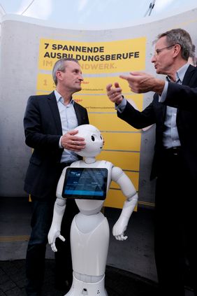 Besuch bei der Elektroinnung: Die Digitalisierung hat hier unter anderem beim Thema "Smart Home" Einzug gehalten. OB Thomas Geisel (l.) und HWK-Präsident Andreas Ehlert sprechen hier über den Roboter Pepper, der aufmerksam zuhört; Foto: Gstettenbauer