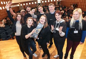 Das Team der Stiftung Pro Ausbildung und des Schulverwaltungsamtes wurde für sein Projekt "BIWENAV - Bildungswege-Navigator" beim Innovationssemester-Finale ausgezeichnet