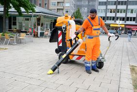 Ein neuer, zusätzlicher Glutton (Vielfraß) ist jetzt in den Stadtteilen im Einsatz - hier mit Awista-Mitarbeiter Alisan Yavavli. Foto: Uwe Schaffmeister