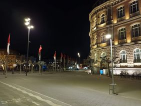 Mehr Licht bewirkt mehr Sicherheit: Hier die schon vorhandenen Masten mit bei Bedarf zuschaltbarer Beleuchtung am Burgplatz. Foto: Amt für Verkehrsmanagement