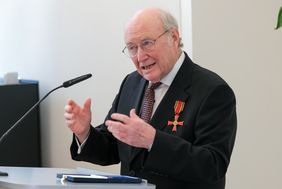 Helmut Weiß bei seiner Dankesrede zur Verleihung des Bundesverdienstkreuzes. Foto: Gstettenbauer