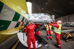 Der innereuropäische Transport eines Hochinfektionspatienten mit Beteiligung von Irland, Norwegen und Deutschland in die Landeshauptstadt Düsseldorf stand am Donnerstag, 21. März, im Mittelpunkt einer groß angelegten Übung. Foto: Zanin