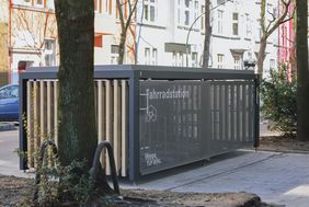 Rund 1.000 neue Fahrradabstellanlagen sind im Stadtgebiet entstanden - hier ein Bild von der Mobilitätsstation an der Bankstraße. © Connected Mobility Düsseldorf