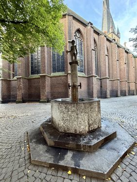 Denkmal des Monats Oktober ist der Mittelalterliche Altstadtkern rund um St. Lambertus: Im Vordergrund der Fischerjungenbrunnen nach Abschluss der Sanierungsarbeiten. Foto: Kulturamt