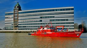 Feuerlöschboot im Hafen