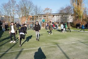In der Schulpause wurde das neue Spielfeld direkt von den Schülern der anliegenden Schulen getestet; Foto: Schaffmeister