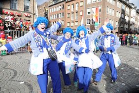 "Düsseldorf - gemeinsam jeck" - die Karnevalisten in der Landeshauptstadt feiern ihren Rosenmontagszug 2019. Foto: Melanie Zanin