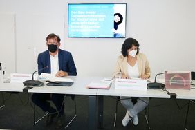 Stadtdirektor Burkhard Hintzsche und die kommissarische Jugendamtsleiterin Dagmar Niederlein beim Pressegespräch zum Kitajahr 2021/22