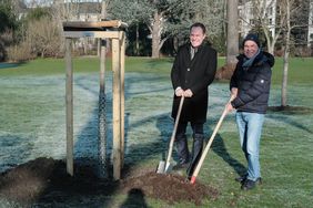 "alltours" finanziert zehn Bäume für den Hofgarten. OB Dr. Stephan Keller (links) und Willi Verhuven, Inhaber und Vorsitzender der Geschäftsführung von alltours, haben nahe der Tonhalle einen Tulpenbaum gepflanzt. Fotos: Gstettenbauer