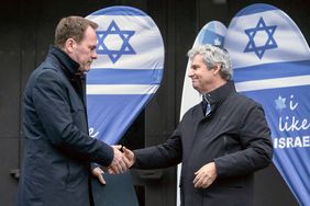 Oberbürgermeister Dr. Stephan Keller (l.) und Oded Horowitz, Vorsitzender der Jüdischen Gemeinde Düsseldorf, bei der Solidaritätskundgebung am Mittwoch, 18. Oktober. Foto: Michael Gstettenbauer