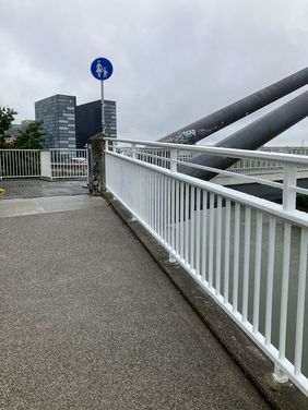Auch an der Hafeneinfahrtsbrücke am Parlamentsufer gibt es bereits ein sicherheitsbedingt erhöhtes Geländer. Foto: Amt für Brücken-, Tunnel- und Stadtbahnbau