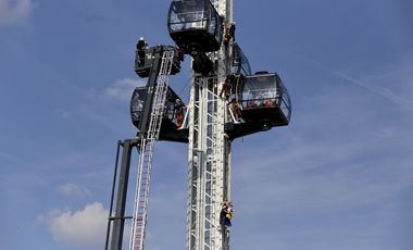 Um auf etwaige Einsätze auf der Rheinkirmes gut vorbereitet zu sein, übten die Höhenretter der Feuerwehr am Donnerstag, 10. Juli 2025, den Ernstfall. Foto: Ingo Lammert