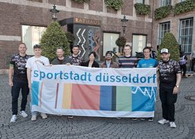 Läuferinnen und Läufer aus den Düsseldorfer Partnerstädten Chemnitz und Reading/England haben am Sonntag, 26. April 2026, am Marathon teilgenommen. Die Gäste kamen zum Fototermin ans Rathaus ©Landeshauptstadt Düsseldorf/Sportamt