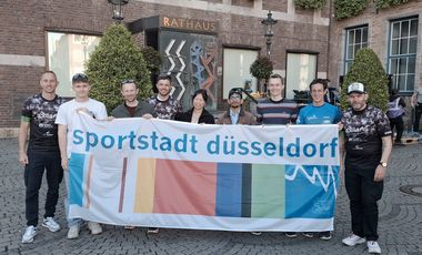 Läuferinnen und Läufer aus den Düsseldorfer Partnerstädten Chemnitz und Reading/England haben am Sonntag, 26. April 2026, am Marathon teilgenommen. Die Gäste kamen zum Fototermin ans Rathaus ©Landeshauptstadt Düsseldorf/Sportamt