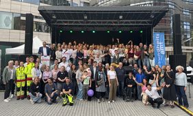 Die Beteiligten des Gesundheitstages 2026 posieren vor der Bühne © Gesundheitsamt Düsseldorf