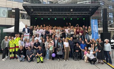 Die Beteiligten des Gesundheitstages 2026 posieren vor der Bühne © Gesundheitsamt Düsseldorf