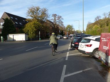 Foto von Radfahrerin auf der Torfbruchstraße ohne einen Radweg