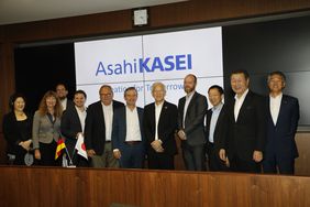 Die Delegation rund um Oberbürgermeister Thomas Geisel mit Vertretern des Unternehmens Asahi Kasei. Fotos: Hans Sautter