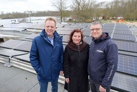 Stellten die neue Photovoltaikanlage des Zweckverbandes Unterbacher See vor: Umweltamtsleiter Thomas Loosen, Umweltdezernentin Helga Stulgies und Peter von Rappard, Geschäftsführer des Zweckverbandes (v.l.). Foto: Uwe Schaffmeister