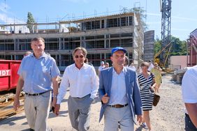 Oberbürgermeister Thomas Geisel (vorne) und IPM-Geschäftsführer Dr. Heinrich Labbert (2.v.l.) bei der Baustellenbesichtigung am Max-Planck-Gymnasium; Foto: Gstettenbauer